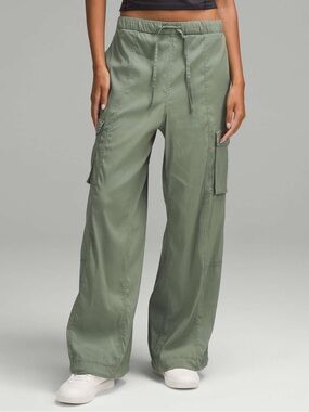 Lululemon Lightweight Adjustable Mid-Rise Cargo Pant | Size: XS